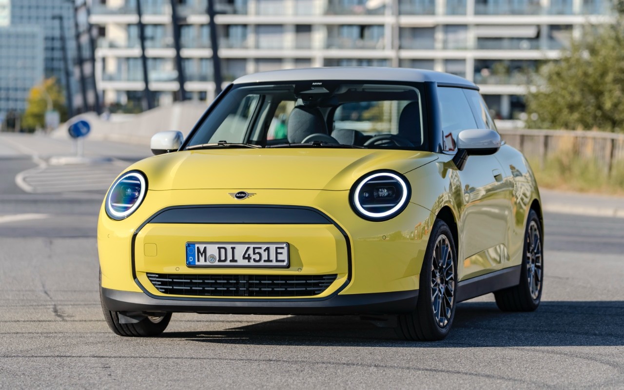 „MINI Cooper E“  Pasiūlymo kaina 40 420 Eur.